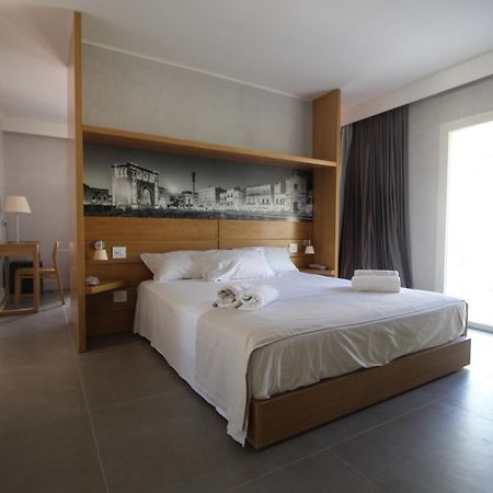 Hotel Lo Scoglio Porto Cesareo Exterior photo