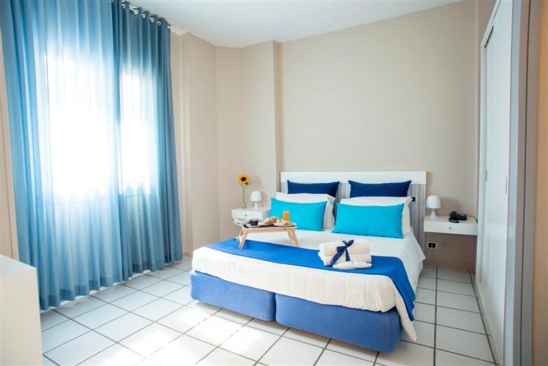 Hotel Lo Scoglio Porto Cesareo Exterior photo