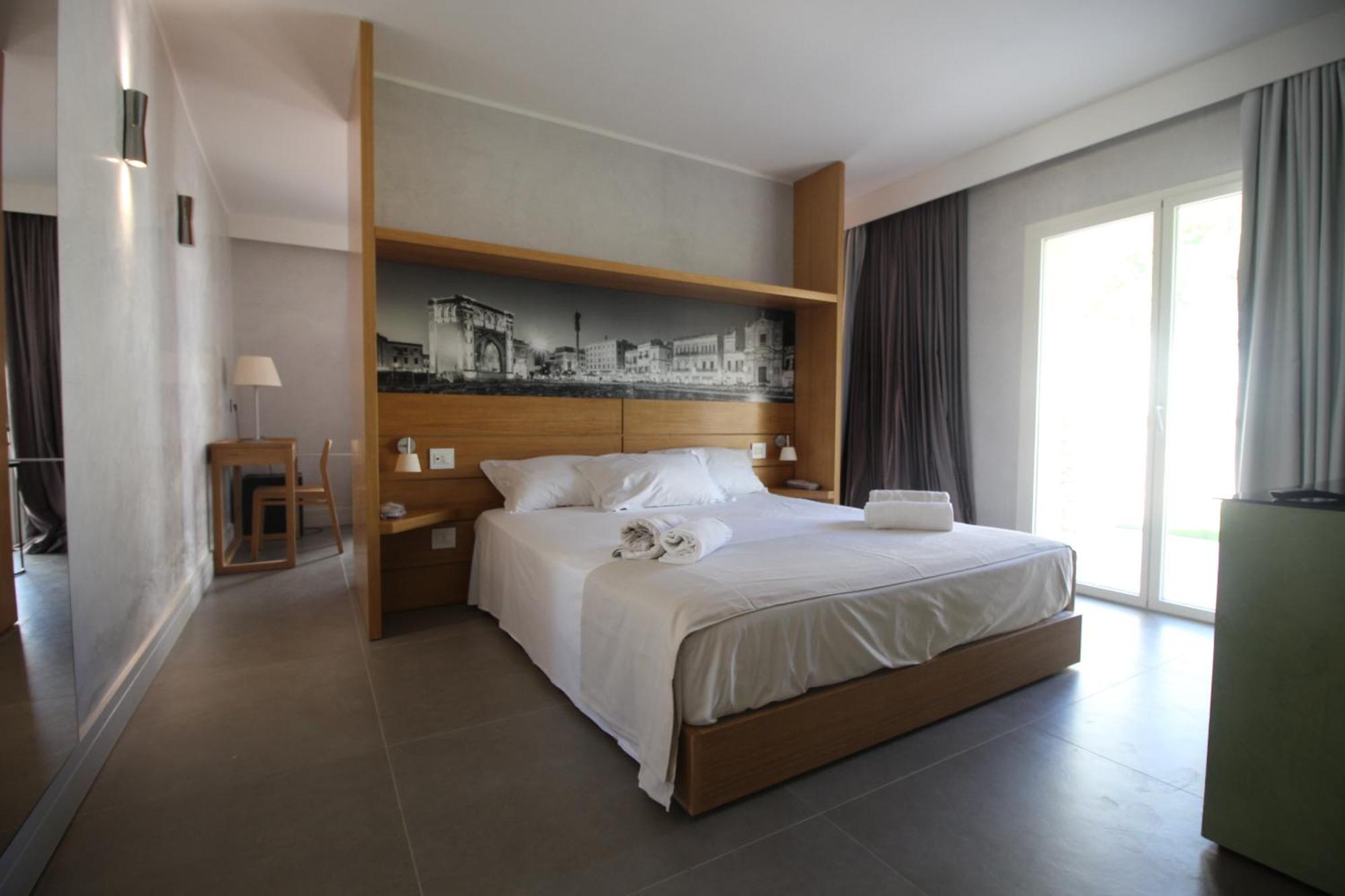 Hotel Lo Scoglio Porto Cesareo Exterior photo